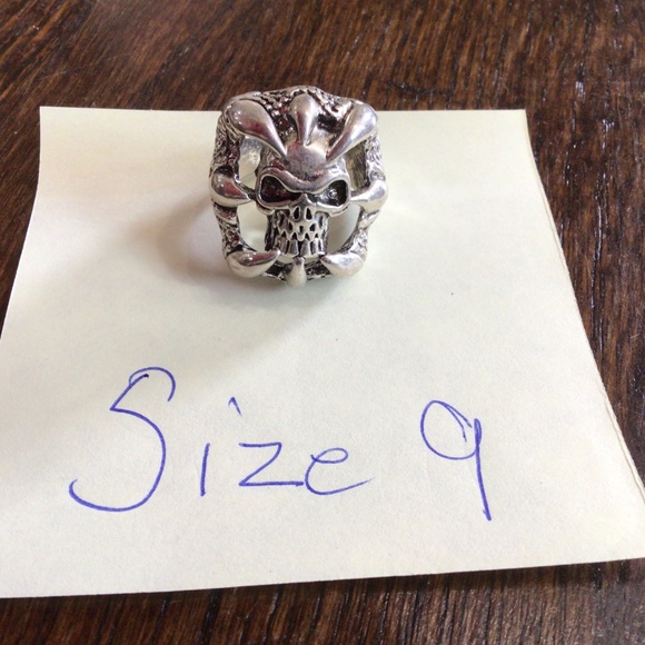 Lot of 8 heavy skull rings. Various sizes - Picture 6 of 9